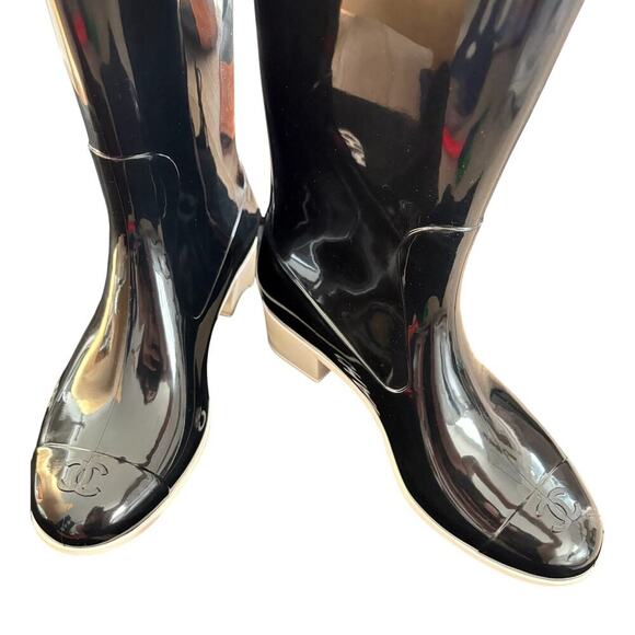 Women’s EU 39 Y2K Chanel Black Camellia Rain Boots Patent Leather Gold CC Logo - Picture 6 of 7
